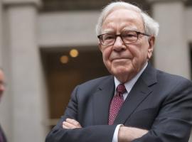 Warren Buffett értéktőzsde előtt keresztbetett kézzel.